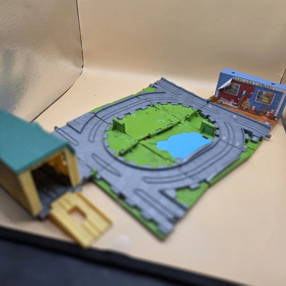 2009 Thomas & Friends Take N Play Foldable Paint Shop